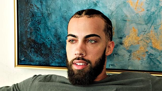 Дженн Кэмерон убирается и ловит струю спермы на лицо