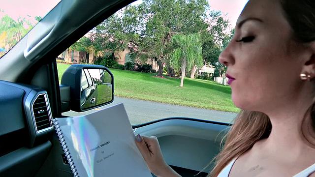 Джесси Уайлд сосет член Чарльзу Дере в машине