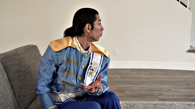 Принц Дэвид проверяет, влезет ли волшебная пробка в Лили Тот