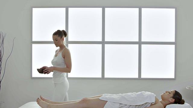 Lez beauty seduces BFF slut in 69 after hot massaging