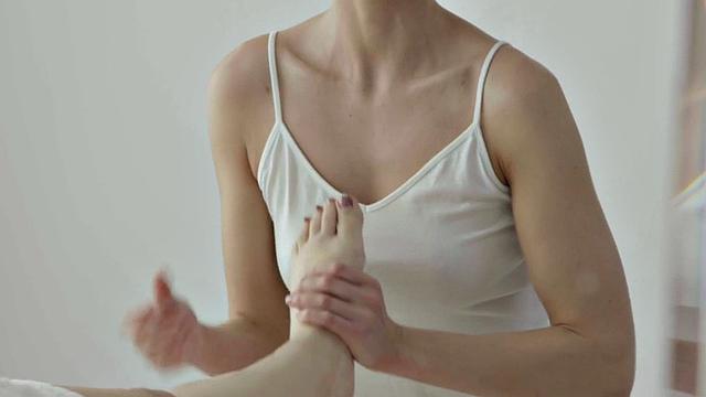 Lez beauty seduces BFF slut in 69 after hot massaging