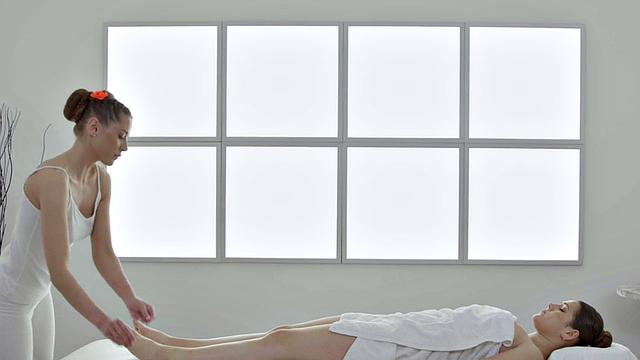 Lez beauty seduces BFF slut in 69 after hot massaging