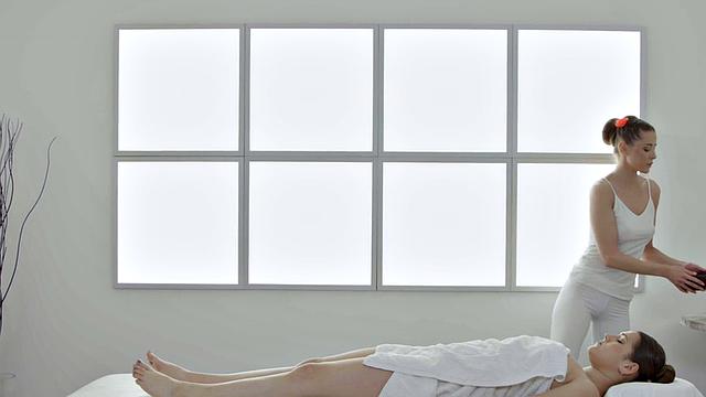 Lez beauty seduces BFF slut in 69 after hot massaging