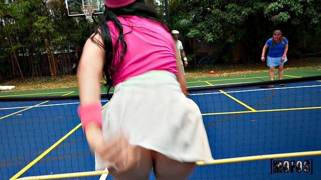 паркер амброуз жёстко трахает селену айви на корте