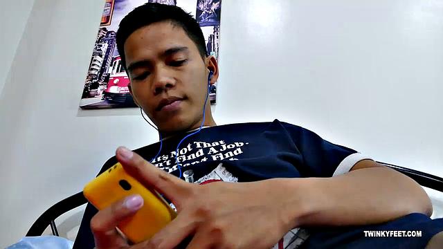 азиатский твинг дрочит и кончает на носки