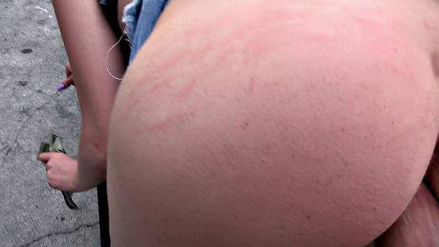 Crystal Young сосёт и скачет на члене на улице за деньги