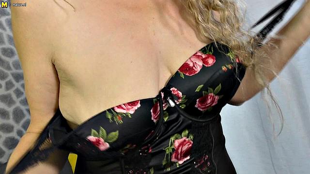 британская зрелая с обвисшей грудью жестко трахается игрушкой