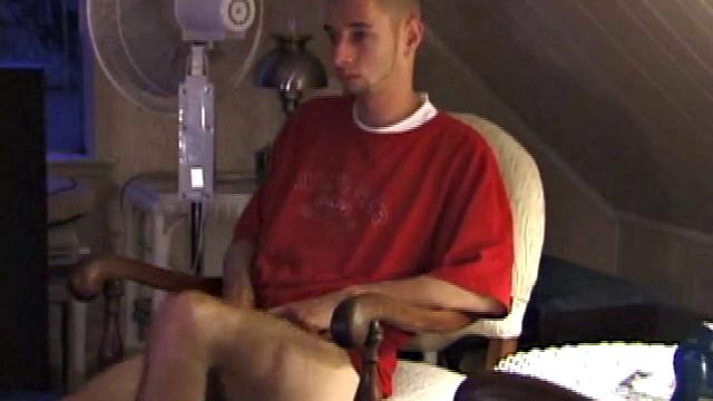 стройный парень дрочит и кончает