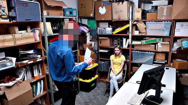 ловкая воровка попалась и стала игрушкой для всей команды