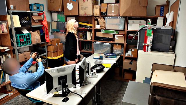 пойманная блондинка отсасывает охраннику ради свободы