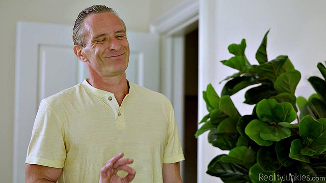 Горячая няня трахается с Кларком Кентом после смены, не сдерживая страсть и стоны оргазма.