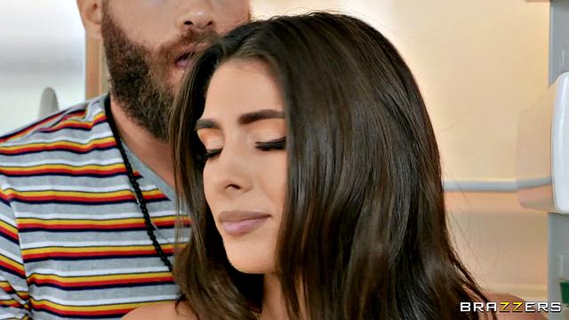 Тру Кейт трахается с соседом на кухне, пока подруга рядом готовит бутерброд.