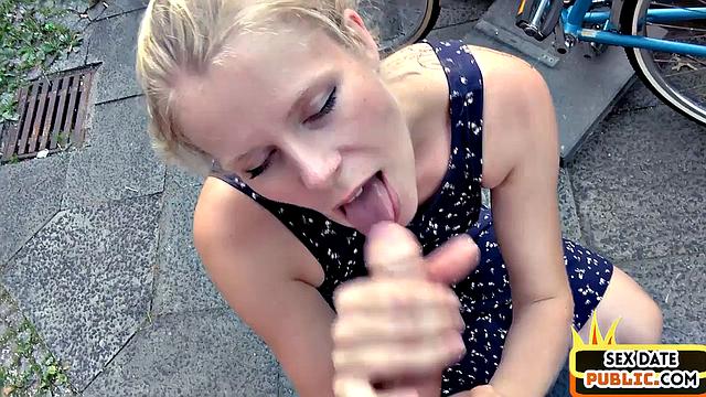 Блондинка с пирсингом скачет на члене на улице, не сдерживая стоны.