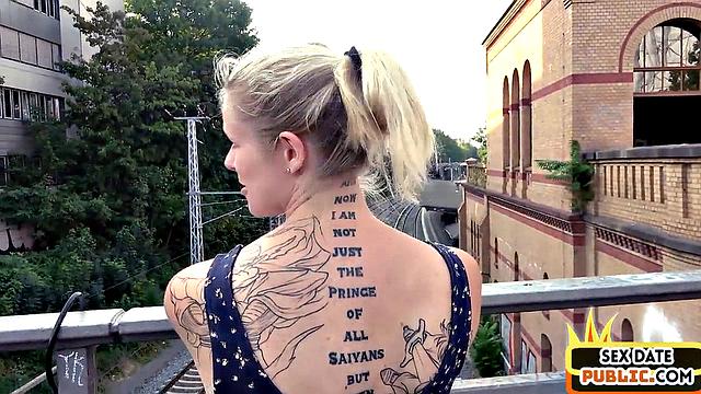 Blonde amateur cockbouncing outdoors