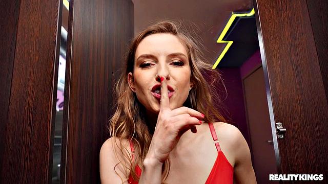 Jayla de Angelis застукала Рауля Косту дрочащим в туалете клуба и тут же села на его член при свидетелях.