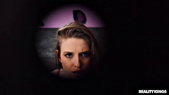 Jayla de Angelis застукала Рауля Косту дрочащим в туалете клуба и тут же села на его член при свидетелях.