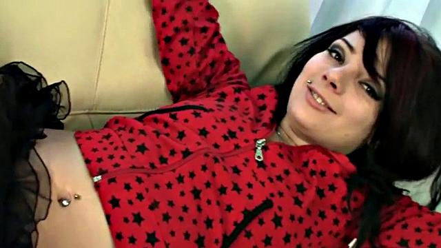 Готическая малышка теребит себя - у нее явно нет проблем с настроением