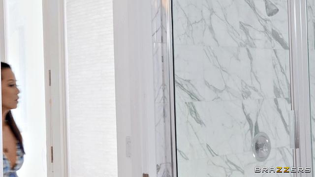 Пышная Лейла Льюис дрочит Хуану Локо в ванне и катается на члене под водой.