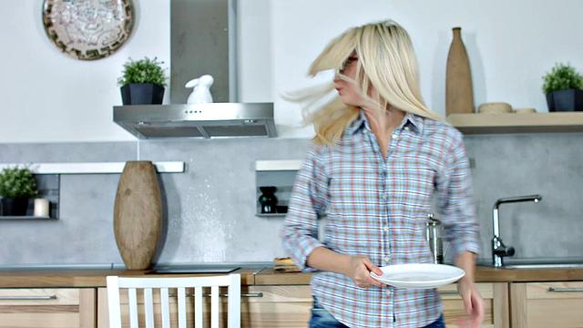 Horny blonde cornelia Quinn gets her pussy licked in the kitchen and fucked hard