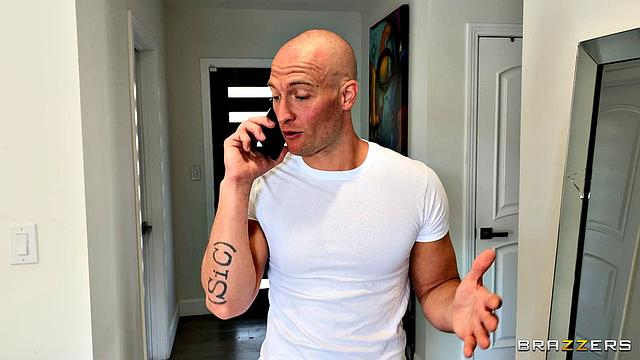 Айдра в обтягивающем костюме возбуждает и доминирует парня на кухне