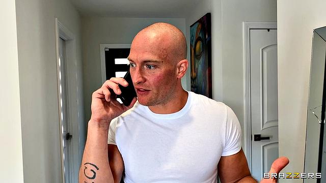 Айдра в обтягивающем костюме возбуждает и доминирует парня на кухне