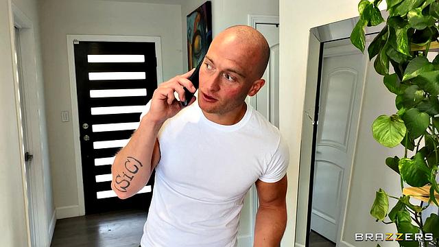 Айдра в обтягивающем костюме возбуждает и доминирует парня на кухне