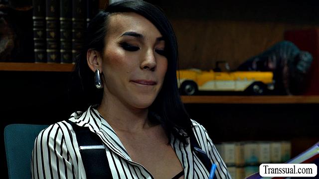 Начальница-транс хочет, чтобы её жёстко оттрахали в анал на работе от Robby Apples и Kasey Kei.