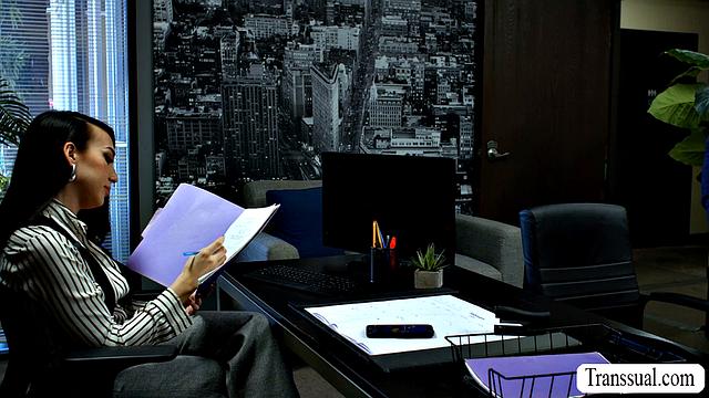 Начальница-транс хочет, чтобы её жёстко оттрахали в анал на работе от Robby Apples и Kasey Kei.