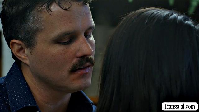 Начальница-транс хочет, чтобы её жёстко оттрахали в анал на работе от Robby Apples и Kasey Kei.