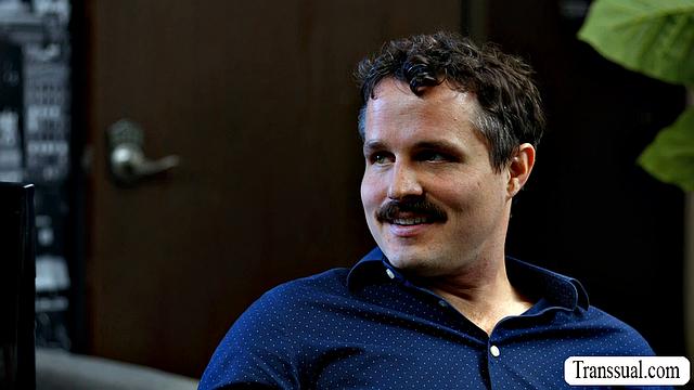 Начальница-транс хочет, чтобы её жёстко оттрахали в анал на работе от Robby Apples и Kasey Kei.