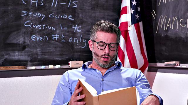 волосатая студентка устроила учителю жаркую скачку на парте