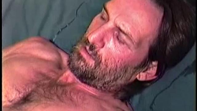 волосатый зрелый мужик получает по полной на улице