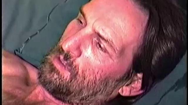 волосатый зрелый мужик получает по полной на улице