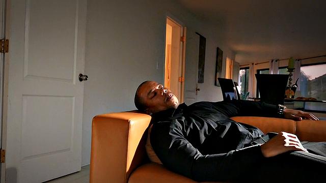 черные порнозвезды трахаются в анал и получают внутрь