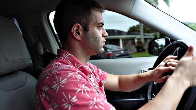 Мэнди Рея - зрелая красотка трахаетcя за помощь после поломки