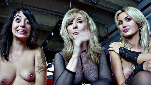 блондинка milf нина хартли обсуждает секс после лесби-съёмки