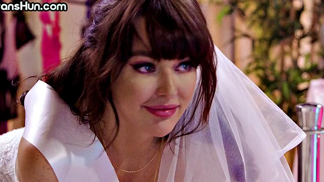 транс невеста получает жёсткую еблю вместе с озорной подругой