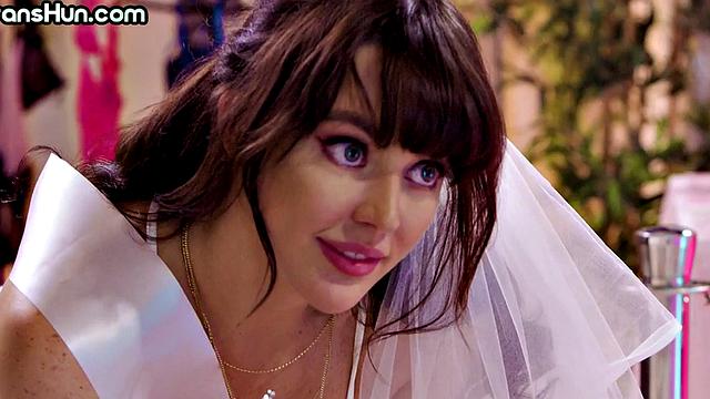 транс невеста получает жёсткую еблю вместе с озорной подругой