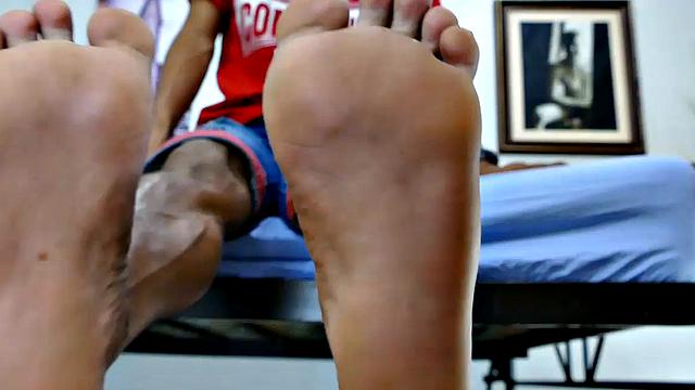 Ризал дрочит на свои ступни и член аж танцует от кайфа