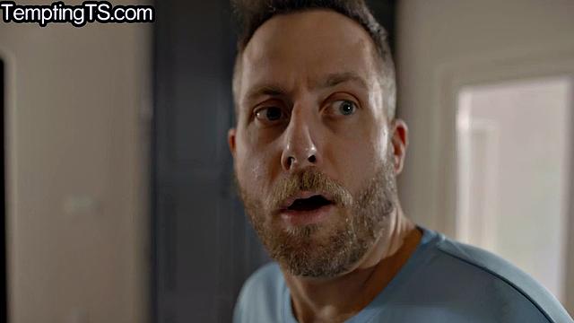 Транс блондинка с аппетитной грудью дала парню по полной, и шутки про опыт здесь не нужны - она знает, как нравится мужчинам.