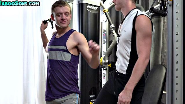 отчим жарит своих пасынков втроём в спортзале