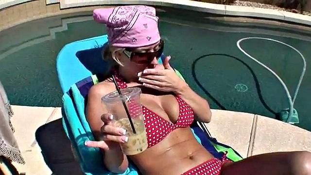 Blonde gets her tits out under the sun