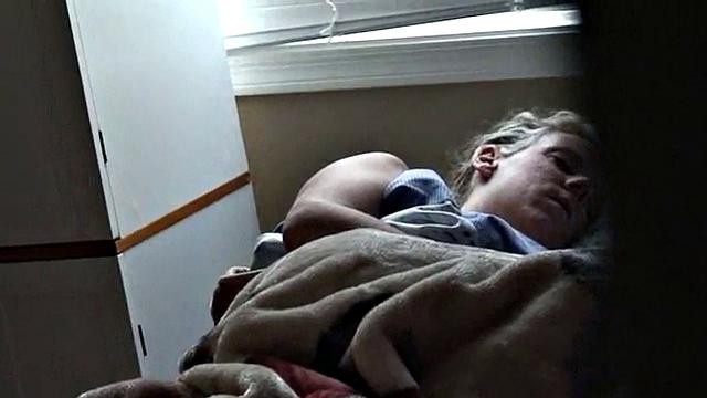 Сочная блондинка раздевается на солнце и кончает на кухонной столешнице