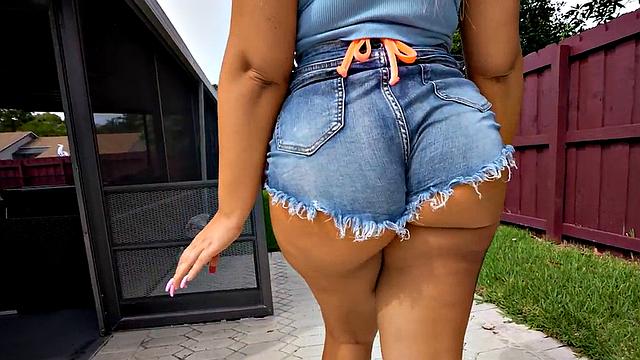 Блондинка MILF получает жёстко в мокрую киску