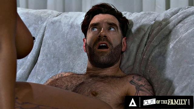 Лили Старфайр мастурбирует, но Кен Филс заметил - теперь у обоих отличное настроение с утра!