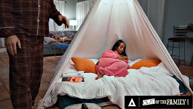 Лили Старфайр мастурбирует, но Кен Филс заметил - теперь у обоих отличное настроение с утра!