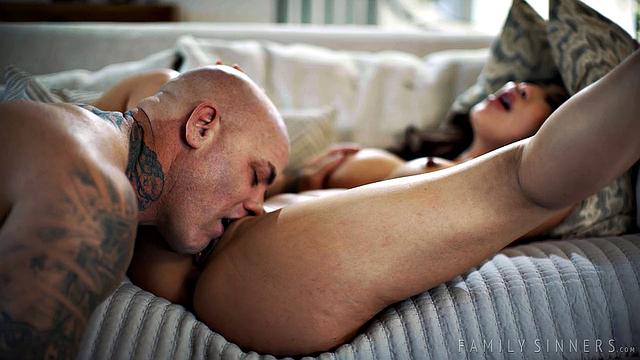 Николь Доши жарко трахается с братом мужа прямо в гостиной, пока муж не видит!