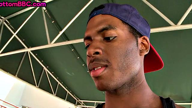 жадный белый парень разносит задницу черному качку