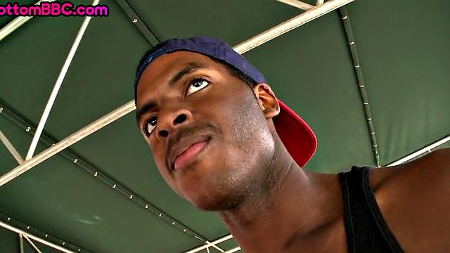 жадный белый парень разносит задницу черному качку