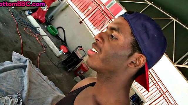 жадный белый парень разносит задницу черному качку